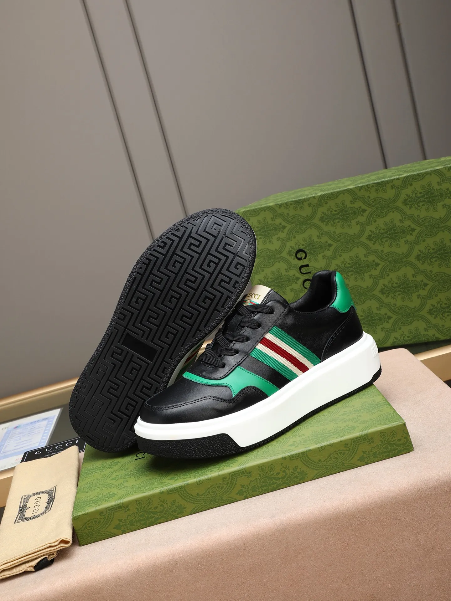 Men's shoes 💰480 New men's shoes GUCCI Fashion trend Made of first-layer calfskin ➕ washed sheep lining! The foot feels super comfortable and the workmanship is impeccable. Foam ultra-light outsole, size: 38-44 (45 customized) 3 colors to choose from!